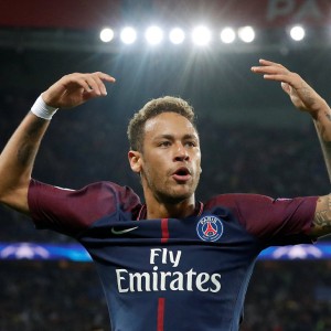  巴黎圣日耳曼主场大胜里昂，领跑积分榜  