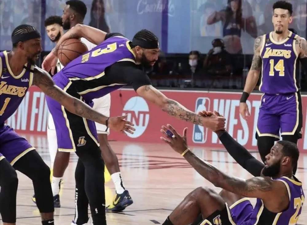  湖人险胜掘金，詹姆斯准三双救主  